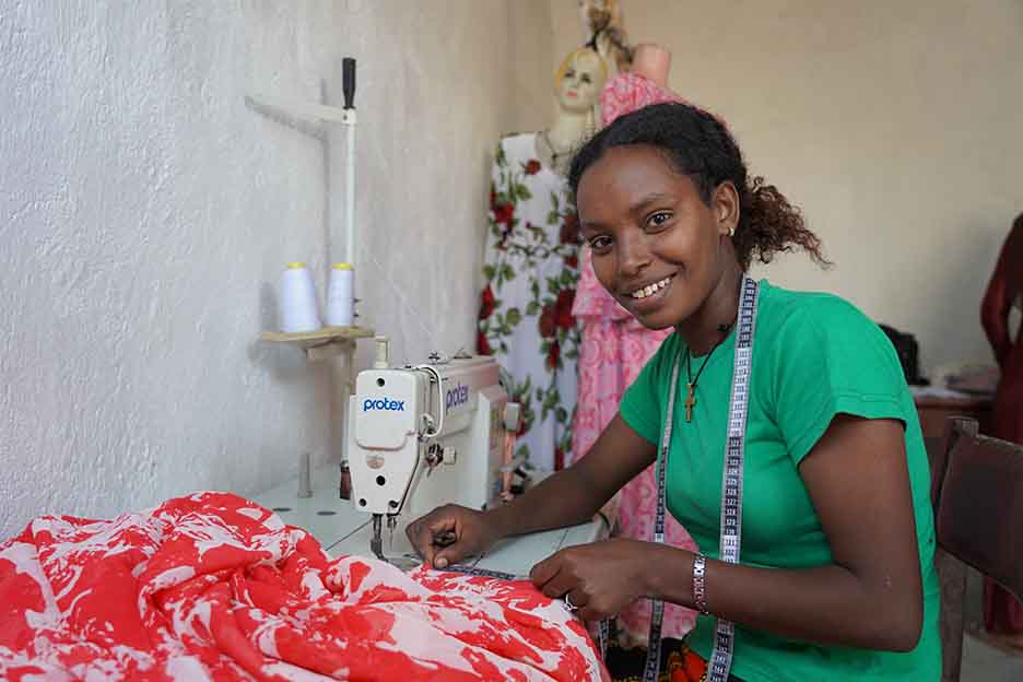 Junge Frau an einer Nähmaschine